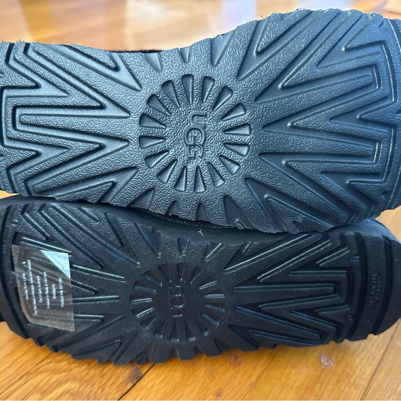 UGG NWOT Short Black Boots Women’s size 8 - Picture 4 of 7